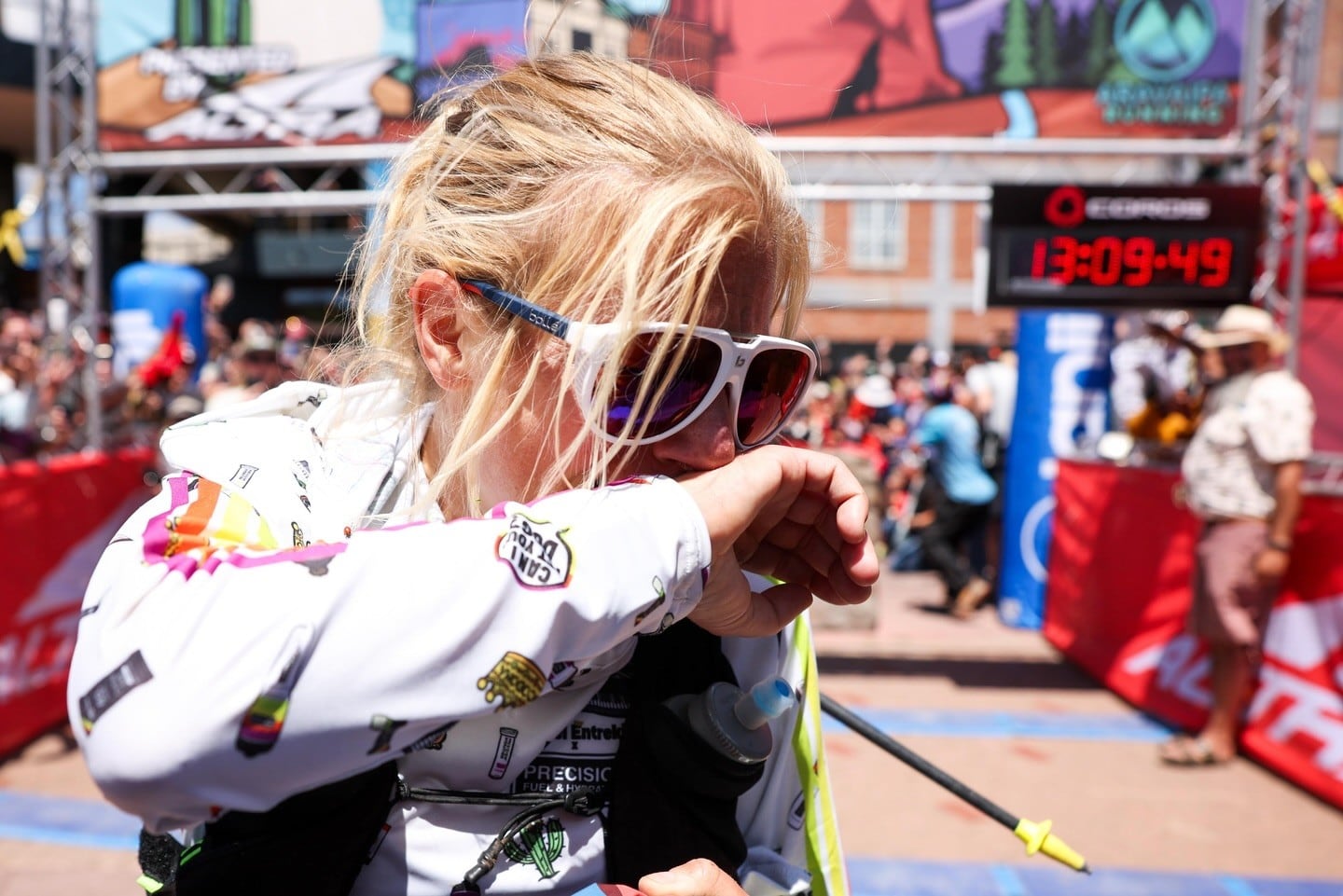 La corredora estadounidense se emociona tras ganar la ultramaratón de Cocodona.