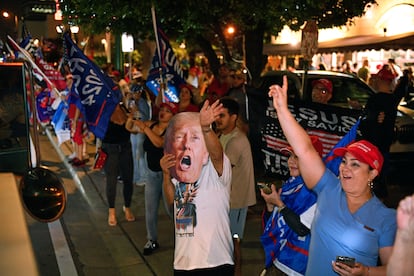 Partidarios del expresidente estadounidense y candidato presidencial republicano Donald Trump celebran frente al restaurante cubano Versailles en Miami, Florida, el 5 de noviembre de 2024. 