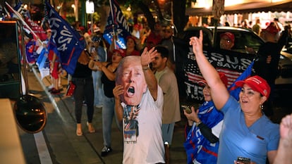 Partidarios del expresidente estadounidense y candidato presidencial republicano Donald Trump celebran frente al restaurante cubano Versailles en Miami, Florida, el 5 de noviembre de 2024.