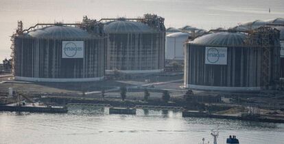 Centro de almacenamiento de Gas Natural Licuado (GNL) de Enagas en el puerto de Barcelona.