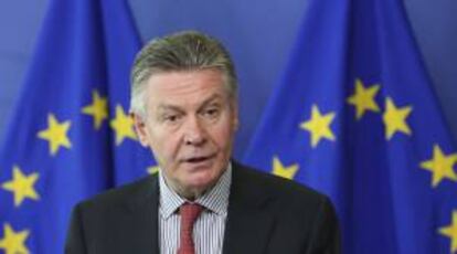 El Comisario de Comercio, Karel De Gucht ofrece una rueda de prensa tras su reunión con el ministro de Economía y Comercio de Japón, Toshimitu Motegi, celebrada en la sede de la Comisión Europea, en Bruselas, Bélgica. EFE/Archivo