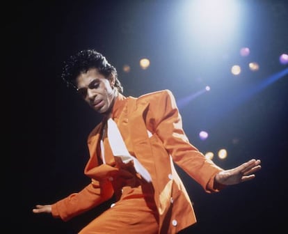 El 90 por ciento (o más) en la obra de Prince, el gran genio malogrado, es sexualmente tórrido, explícito y calenturiento. ¿Qué pensar de un hombre que con 22 años adjudicó a su primera obra maestra el título 'Dirty mind' (Mente sucia) y que en 1988 se retrató en pelota picada en la portada de 'Lovesexy'? Para estos casi ocho minutos de balada jadeante, incluidos en el disco 'Controversy', se comenta que Prince se encerró toda la noche en el estudio con su novia de entonces, Susan Moonsie; pidió al ingeniero de sonido que los dejara solos y dispuso alfombras persas en el suelo y centenares de velitas por toda la estancia. El resultado es, claro, dinamita pura. “Házmelo, nena, como nunca me lo has hecho antes. / Dámelo hasta que ya no pueda aguantar más”. A medida que avanzan los acontecimientos, el Príncipe de Minneapolis adopta una pose aún más lúbrica e implorante: “Házmelo, nena, no quiero hacerlo yo solo (…) ¿Te vas a sentar ahí a mirar? (…) ¡No pienso parar hasta que la guerra haya terminado!”. Tremendo. Pincha <a href="https://www.youtube.com/watch?v=eu9qkMPr10I"_blank">aquí</a> para ver a Prince interpretar 'Do me, baby' en directo.
