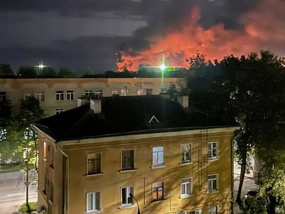 Columna de humo tras el ataque con drones ucranios de este miércoles contra la ciudad de Pskov, en el oeste de Rusia.