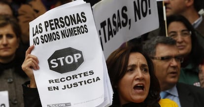 Una mujer protesta a las puertas de los Juzgados de Plaza Castilla (Madrid)