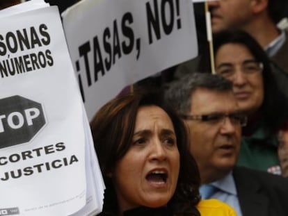 Una mujer protesta a las puertas de los Juzgados de Plaza Castilla (Madrid)