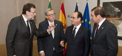 El presidente del Gobierno, Mariano Rajoy (izquierda), junto al presidente de la Comisi&oacute;n Europea, Jean-Claude Juncker; el presidente franc&eacute;s, Fran&ccedil;ois Hollande, y el primer ministro portugu&eacute;s, Pedro Passos Coelho (derecha), en Bruselas.