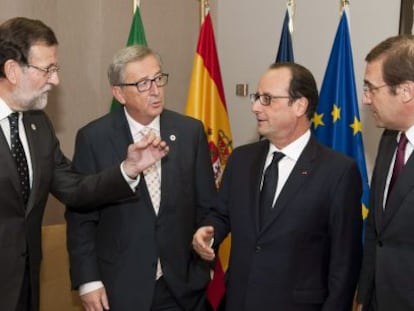 El presidente del Gobierno, Mariano Rajoy (izquierda), junto al presidente de la Comisi&oacute;n Europea, Jean-Claude Juncker; el presidente franc&eacute;s, Fran&ccedil;ois Hollande, y el primer ministro portugu&eacute;s, Pedro Passos Coelho (derecha), en Bruselas.