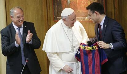 El Papa Francesc rep la samarreta del Barça de mans del seu president Josep Maria Bartomeu.