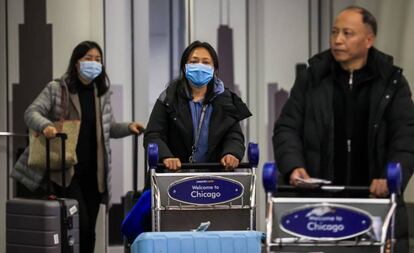 Pasajeros a la salida de la terminal internacional del aeropuerto de Chicago, el pasado viernes