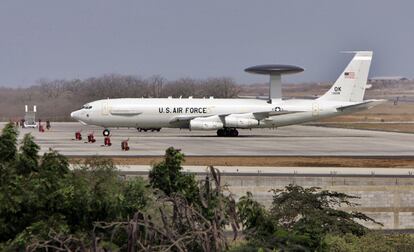 Un avión militar estadounidense aterriza en el aeropuerto de la base estadounidense de Manta, Ecuador, en 2006.