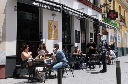 Varios sevillanos sentados en las terrazas de un bar de la capital andaluza.