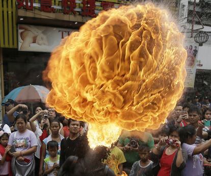 Un traga-fuegos participa en la celebración del inicio del Año Nuevo chino en el Chinatown de Manila (Filipinas). Según el calendario lunar chino, 2015 es el año de la cabra.