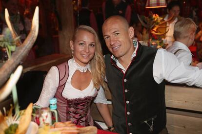 Arjen Robben, actual jugador del Bayern de Múnich, plantó cara con un cuchillo de cocina a tres ladrones que entraron a robar en su casa en 2009 cuando todavía era futbolista del Real Madrid. La historia se supo un año más tarde, cuando el equipo blanco les recordó a sus jugadores que tenían disponible un equipo de seguridad 24 horas y puso como ejemplo el suceso de Robben.