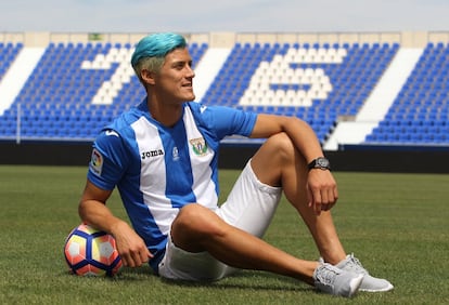 El capitan del equipo, Martín Mantovani, posa en el césped del Estadio de Butarque.