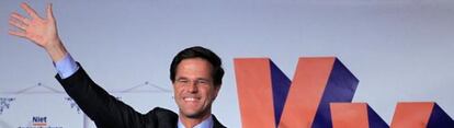 El primer ministro holandés y líder del partido liberal, Mark Rutte, celebra su victoria electoral en La Haya el 13 de septiembre de 2012.