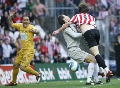 Amorebieta choca con el portero del Nàstic, Bizarri, ante David García.