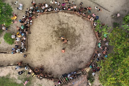 Estos juegos son vistos como una oportunidad para preservar y reforzar el legado de las comunidades originarias, así como para presentarlo a extranjeros y brasileños de herencia no indígena. En la imagen, vista aérea de un evento de luchas. 