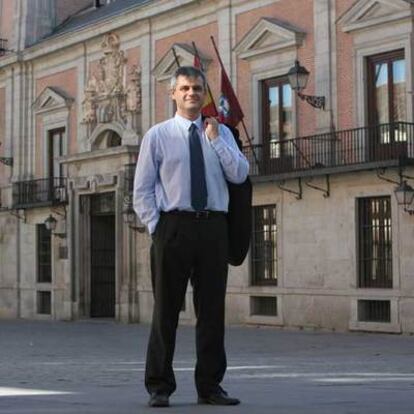 David Lucas posa ayer junto al Ayuntamiento de Madrid, en la plaza de la Villa.