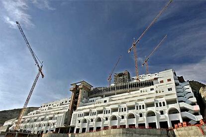 Obras del hotel del Algarrobico, en Carboneras (Almería), situado en la zona del Cabo de Gata.