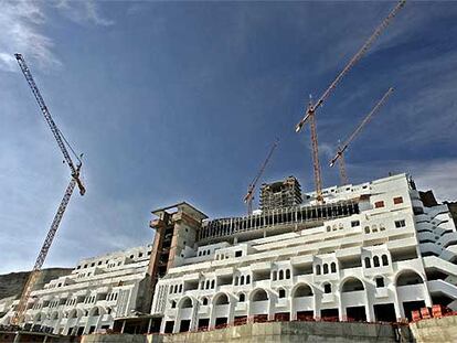Obras del hotel del Algarrobico, en Carboneras (Almería), situado en la zona del Cabo de Gata.