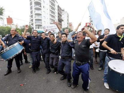 Protesta de polic&iacute;as en La Plata (Argentina).