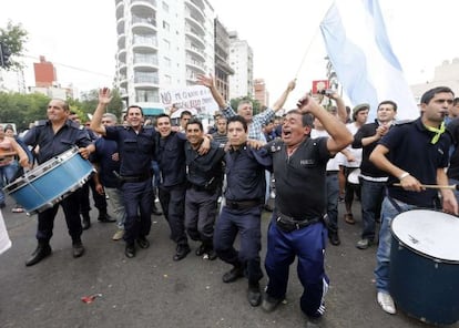 Protesta de polic&iacute;as en La Plata (Argentina).