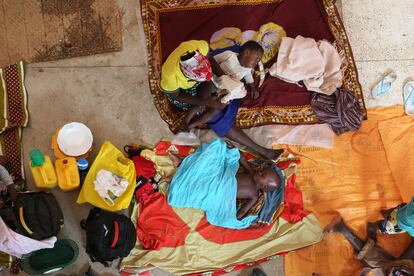 Una madre y sus hijos se preparan para pasar la noche en una iglesia católica de Pemba tras haber huido de su pueblo en el norte de Mozambique, en agosto de 2019.