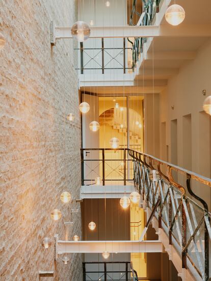 Balaustrada del hotel Wilmina de Berlín, una antigua cárcel de mujeres reformada por el estudio de arquitectos Grüntuch Ernst.