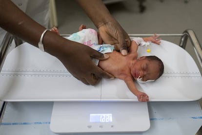 BB Binta, nacida dos días antes con un peso de un kilo, en la unidad de cuidados del Hospital regional de Saint Louis (Senegal). 