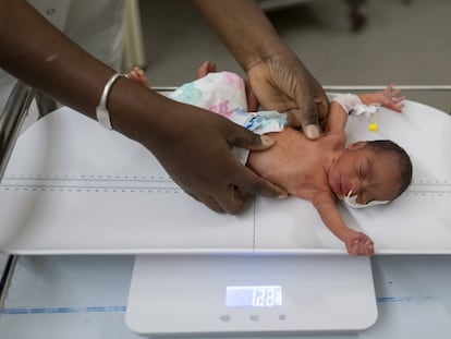 BB Binta, nacida dos días antes con un peso de un kilo, en la unidad de cuidados del Hospital regional de Saint Louis (Senegal). 
