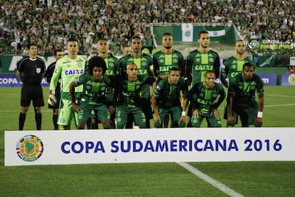 Los jugadores del Chapecoense, el equipo que viajaba en el avión siniestrado en Colombia, posan al inicio de un partido la semana pasada.