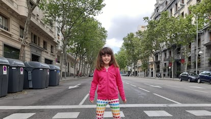 Claudia, de ocho años, ha salido a pasear este domingo.