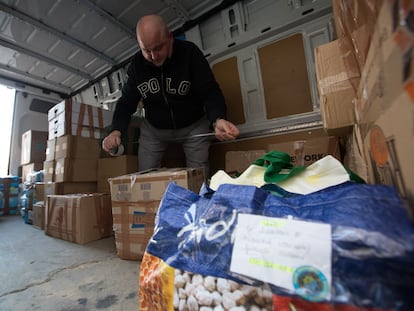 El ucranio Nicolas Bastyutak carga las donaciones en una furgoneta para llevarlas a Ucrania.