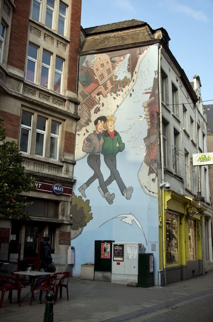 El personaje de Broussaille, creado por el dibujante belga Frank Pé, paseando con su novia por la calle Marché-au-Charbon.