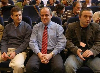 Joseba Egibar, entre Jon Jauregi (a su derecha) y Ramon Sarasua, miembro de la dirección guipuzcoana, durante la asamblea de ayer.