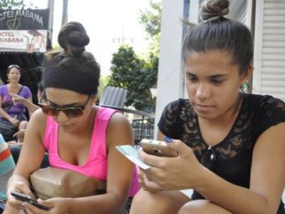 Varias personas se conectan a Internet en la avenida 23 de la Habana. 