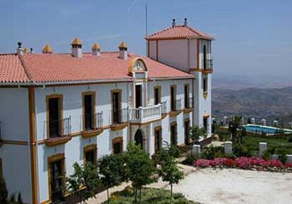 Desde el hotel Cerro de Hijar es fácil visitar el bosque de pinsapos y los miradores del valle del Guadalhorce.