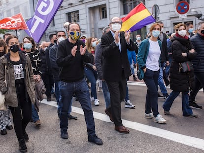 Pablo Iglesias, Ángel Gabilondo y Mónica García, este sábado en la manifestación.