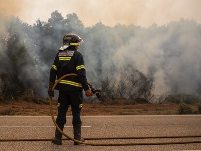 Un bombero trabaja en la zona cercana al incendio de la Sierra de la Culebra, a 17 de junio de 2022, en Zamora, Castilla y León (España). El fuego, que ha obligado a evacuar siete localidades, "se ha complicado", según han señalado fuentes del operativo. Si durante el 16 de junio había una superficie perimetrada quemada de en torno a 1.000 hectáreas, esa cifra hoy se ha multiplicado "hasta las 4.000 o 5.000 hectáreas".
17 JUNIO 2022;INCENDIO;ZAMORA;SIERRA DE LA CULEBRA
Emilio Fraile / Europa Press
17/06/2022