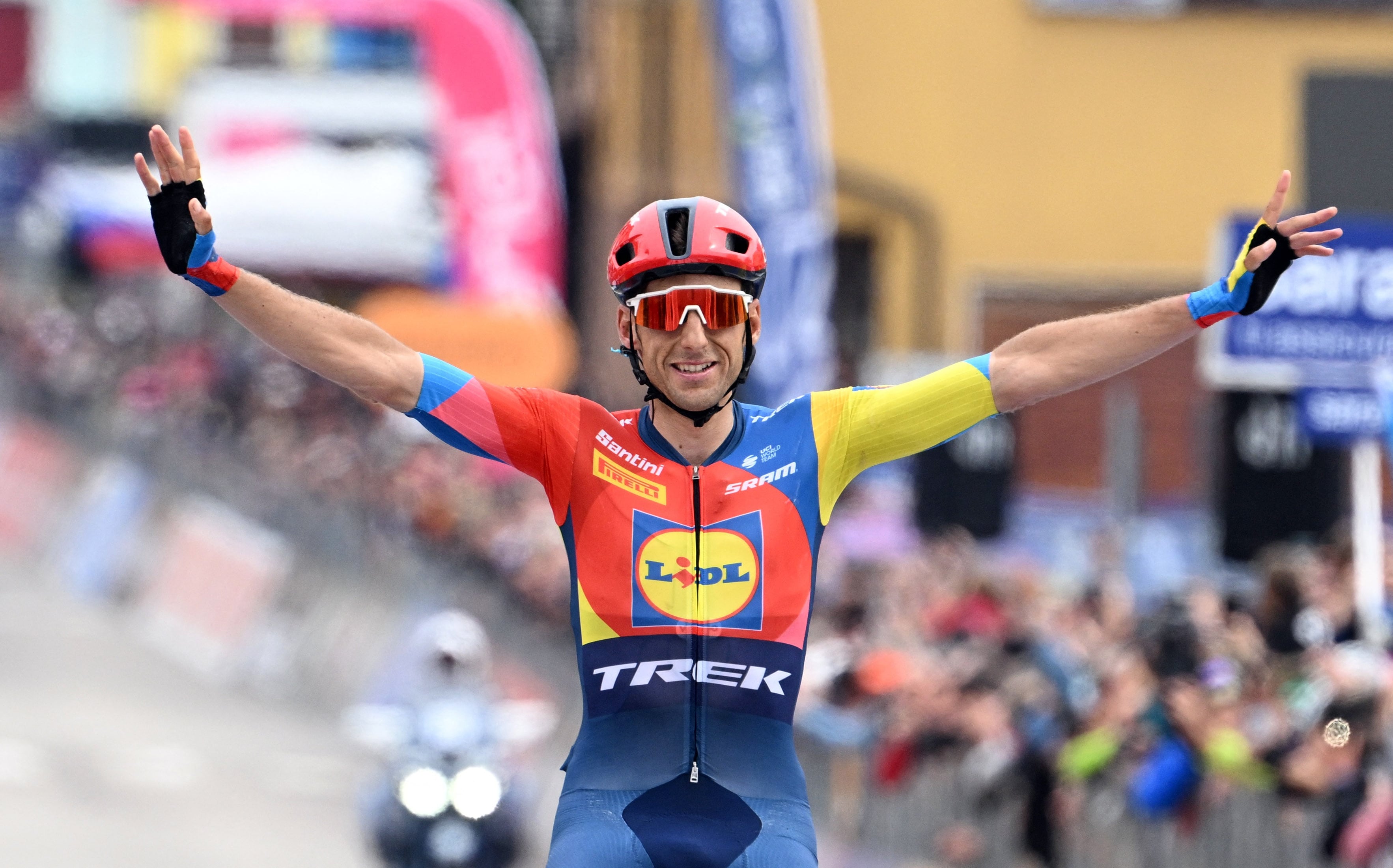 Asiago celebra a Carlos Verona, el gran gregario que gana la primera etapa de montaña del Giro de Italia