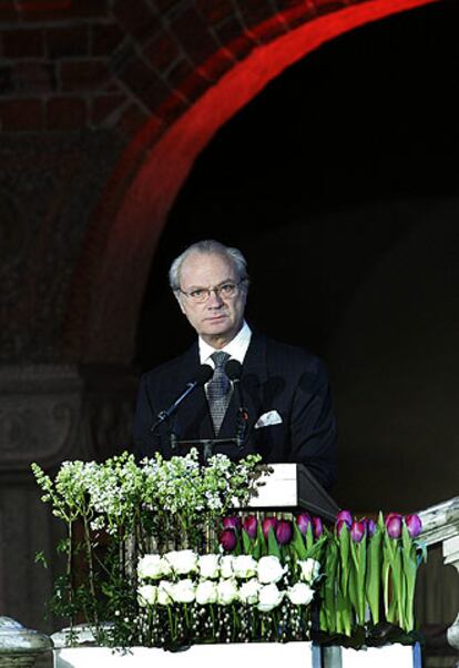 El rey Carlos Gustavo, en una ceremonia por las víctimas en Estocolmo.