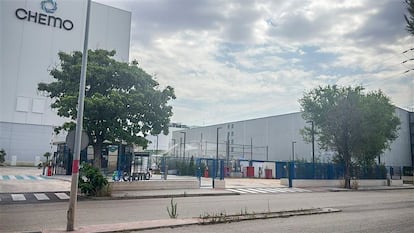 Exterior de la planta farmacéutica afectada por el incendio, cedida por el Ayuntamiento de Azuqueca de Henares.