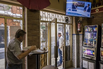 Clientes desayunan en el bar La Taurina, en el corazón del barrio de La Ventilla, en el distrito de Tetuán, cerca de las Cuatro Torres. La Ventilla, con 7.995 euros de renta media por persona, es uno de los barrios más pobres de Madrid y España.