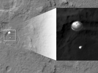 El 'Curiosity', colgado del paracaídas durante el descenso en Marte, fue fotografiado por el satélite MRO, a 340 kilómetros.