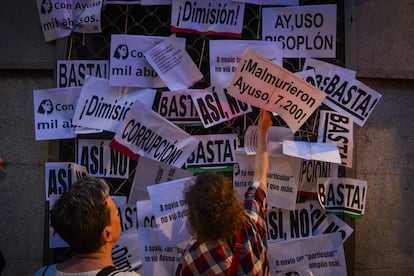 Una manifestación convocada por la asociación La Plaza llega hasta la sede del PP para pedir la dimisión de Isabel Díaz Ayuso, presidenta de la Comunidad de Madrid