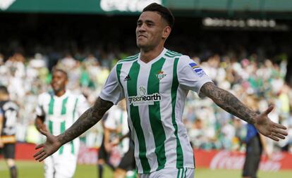 Tony Sanabria, delantero del Betis, celebra un gol ante el Alavés