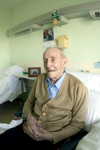 Bermejo, ex policía, fue inmortalizado en Aranda de Duero para un reportaje de EL PAÍS sobre ancianos centenarios, en 2006.