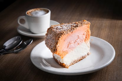 Souvenir Chiandoni: rebanada de pastel helado de mamey y vainilla con cubierta de avellanas.