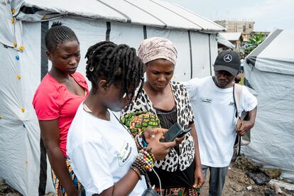 A field agent explained the operation of Jambo-Lab to displaced women in Kanyaruchinya camp, Goma, on April 10. 