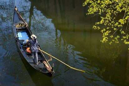 Un gondolero navega por el río Regnitz en Bamberg (Alemania) en un día primaveral.